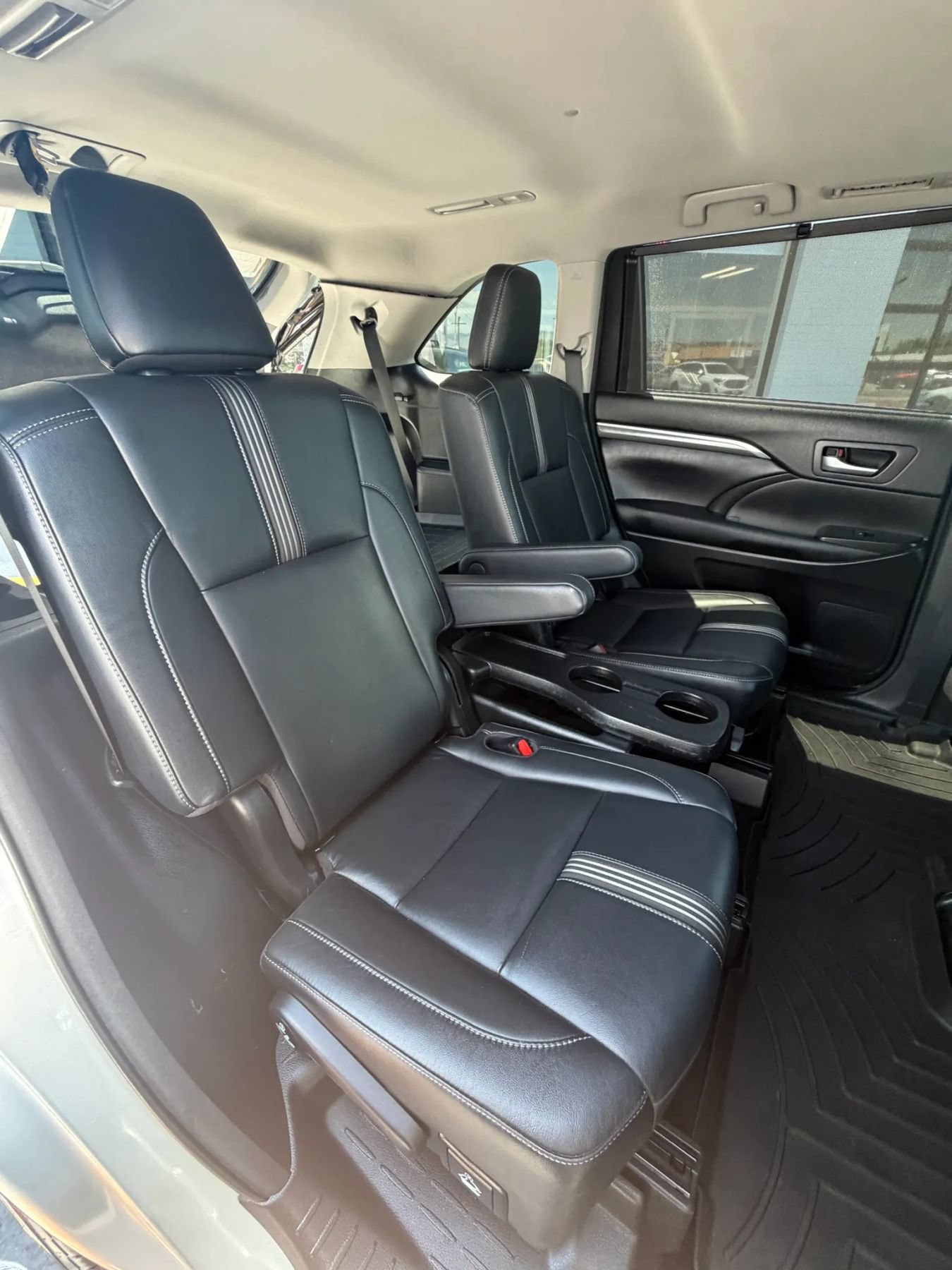 Used 2017 Toyota Highlander SE AWD/4WD image 16
