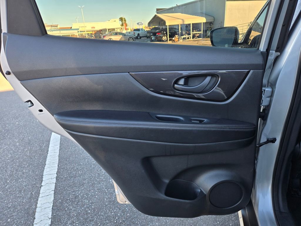 Used 2019 Nissan Rogue S image 32