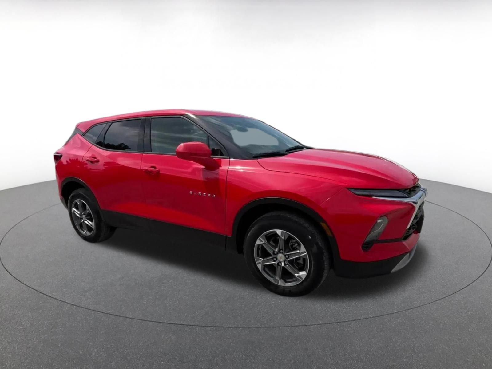 Used 2025 Chevrolet Blazer LT FWD image 2
