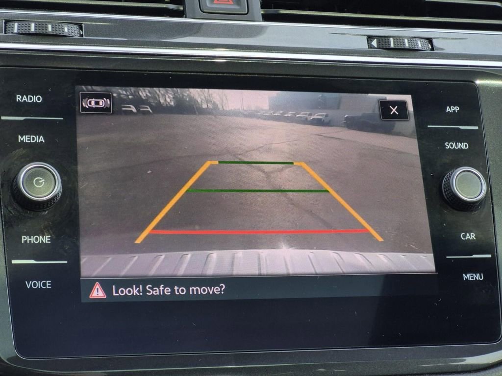 Used 2022 Volkswagen Tiguan SE w/ Panoramic Sunroof Package image 18