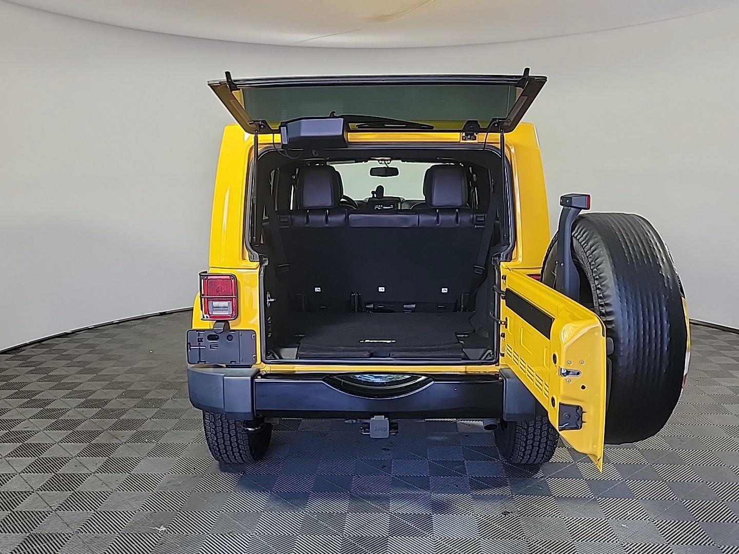 Used 2015 Jeep Wrangler Unlimited Sahara AWD/4WD image 6