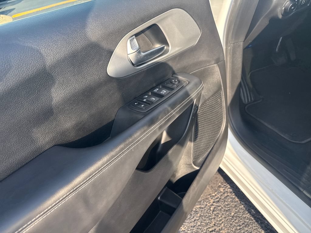 Used 2023 Chrysler Pacifica Touring FWD image 18