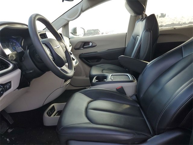 Used 2024 Chrysler Pacifica Touring-L image 18