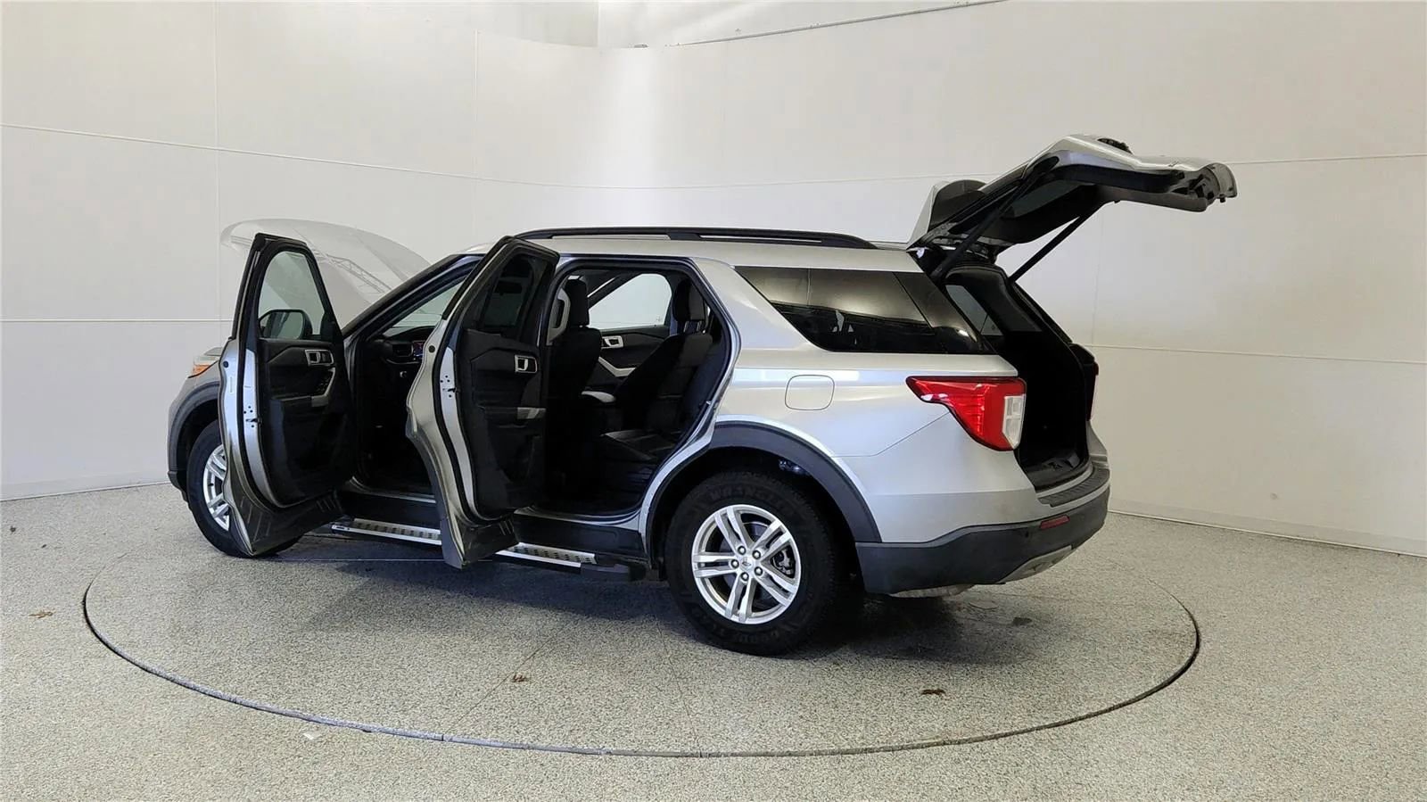 Used 2022 Ford Explorer XLT w/ Equipment Group 202A AWD/4WD image 11