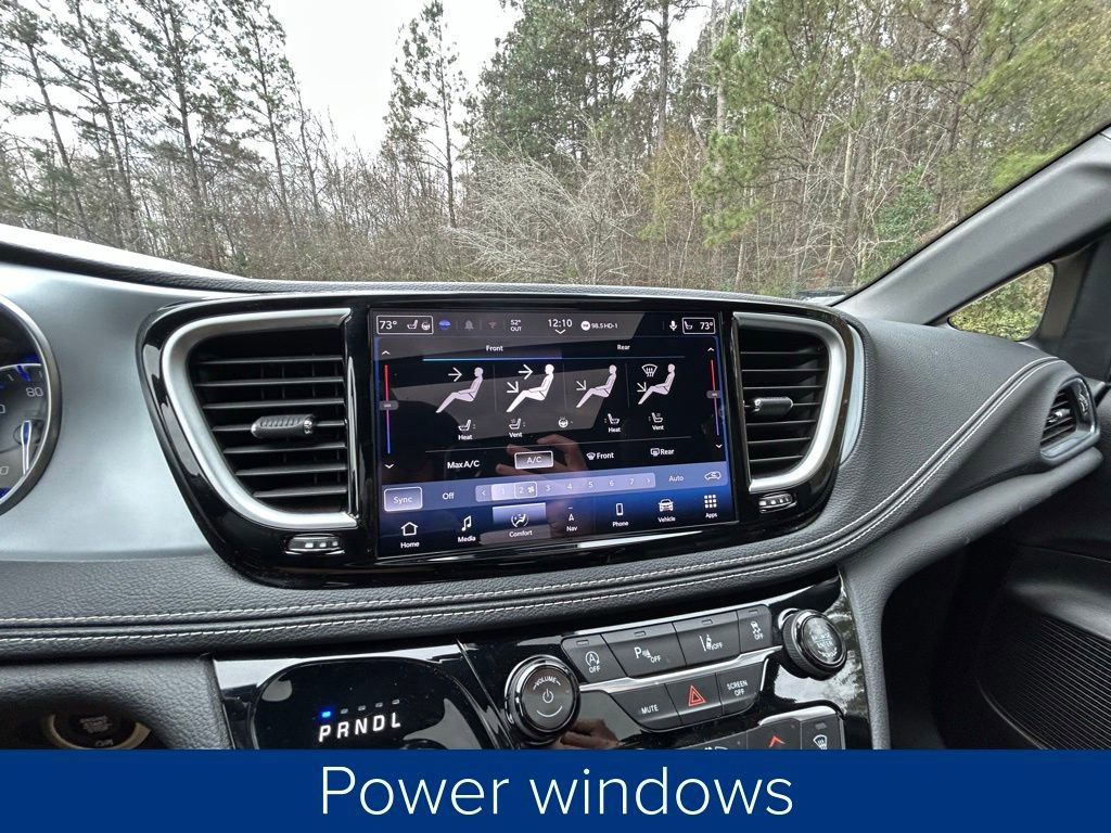 Used 2025 Chrysler Pacifica Limited image 36