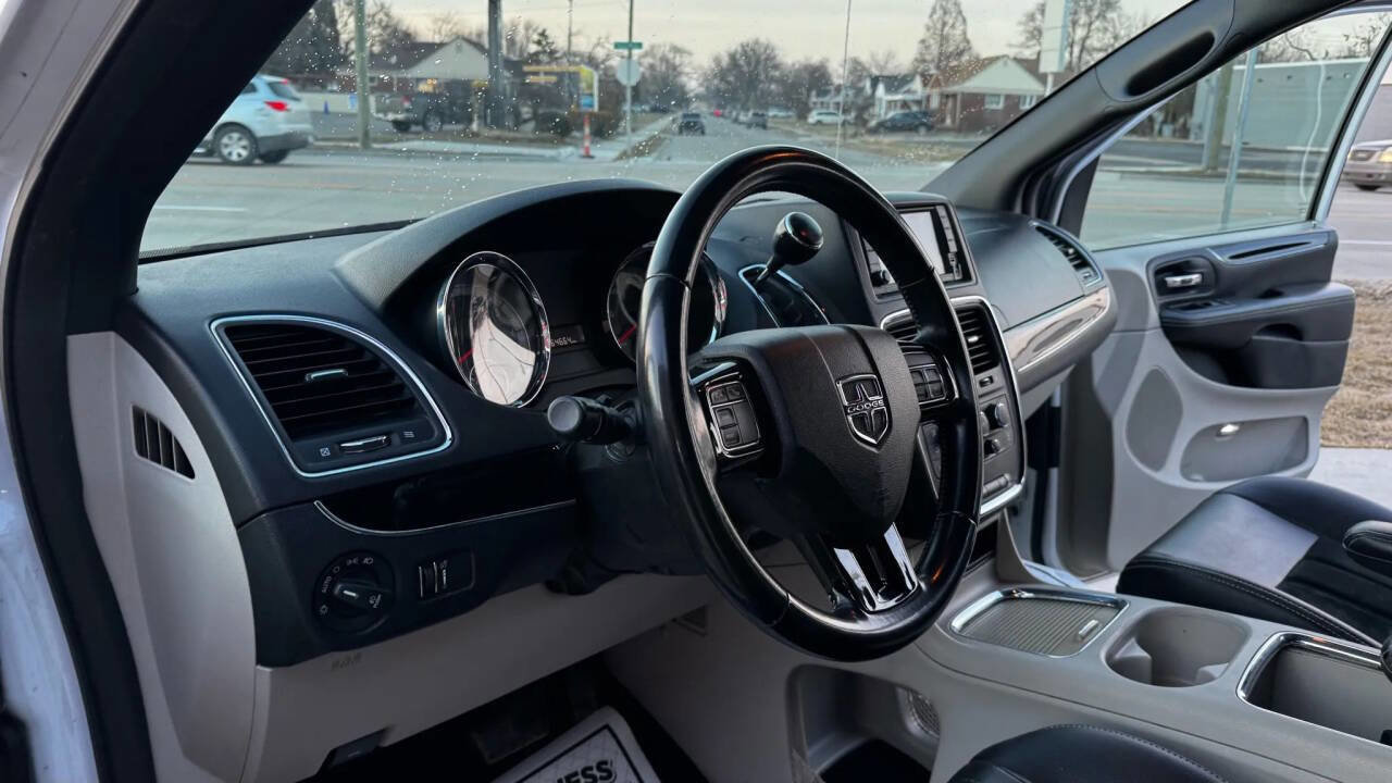 Used 2017 Dodge Grand Caravan GT image 23