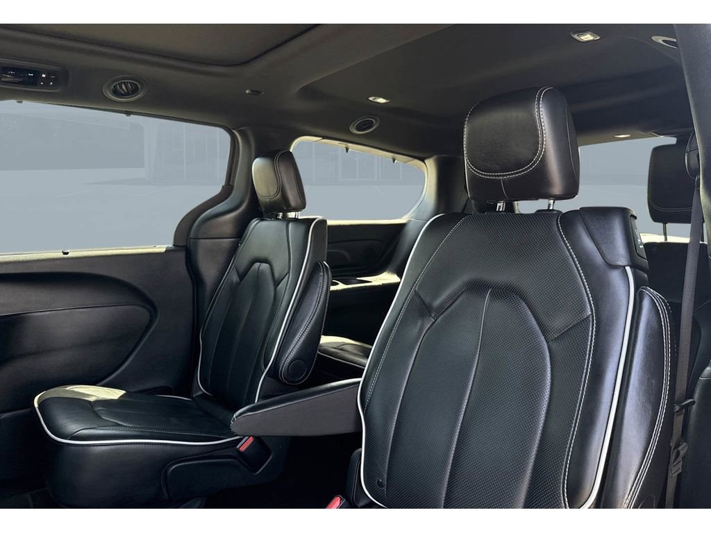 Used 2025 Chrysler Pacifica Limited image 34