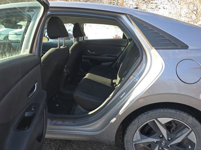 Used 2023 Hyundai Elantra SEL w/ Convenience Package image 13