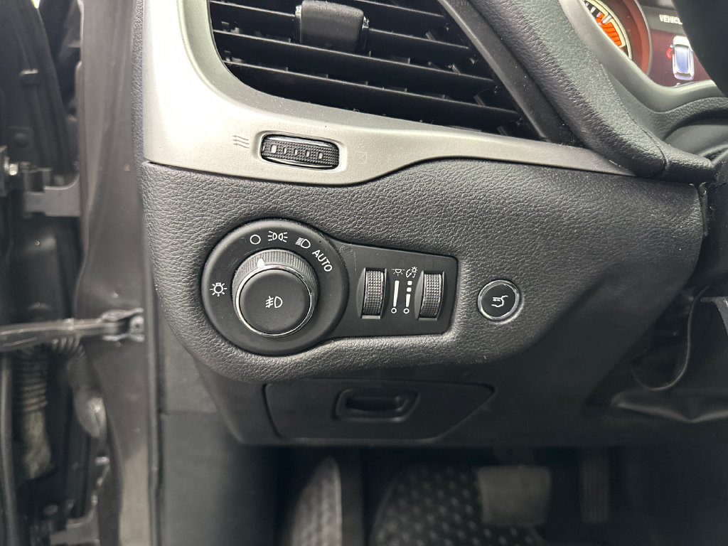 Used 2017 Jeep Cherokee Trailhawk AWD/4WD image 32