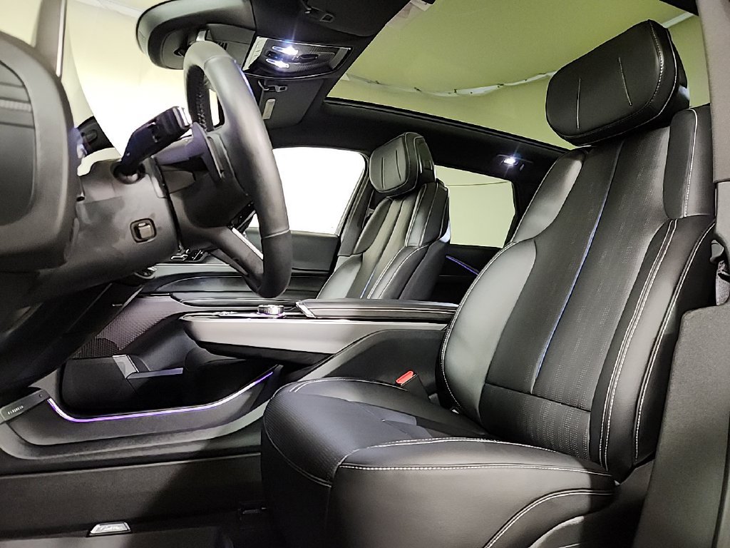 Used 2025 Cadillac Lyriq Luxury w/ LPO, Floor Liner Package AWD/4WD image 9