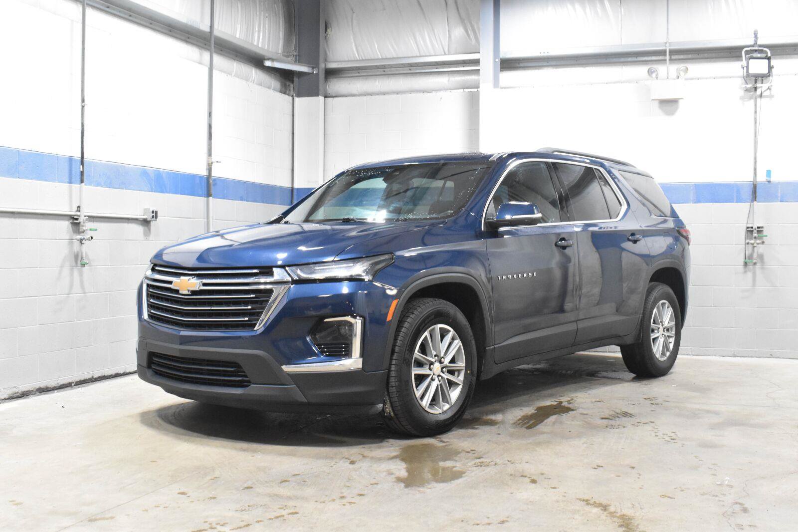 Used 2023 Chevrolet Traverse LT FWD image 2