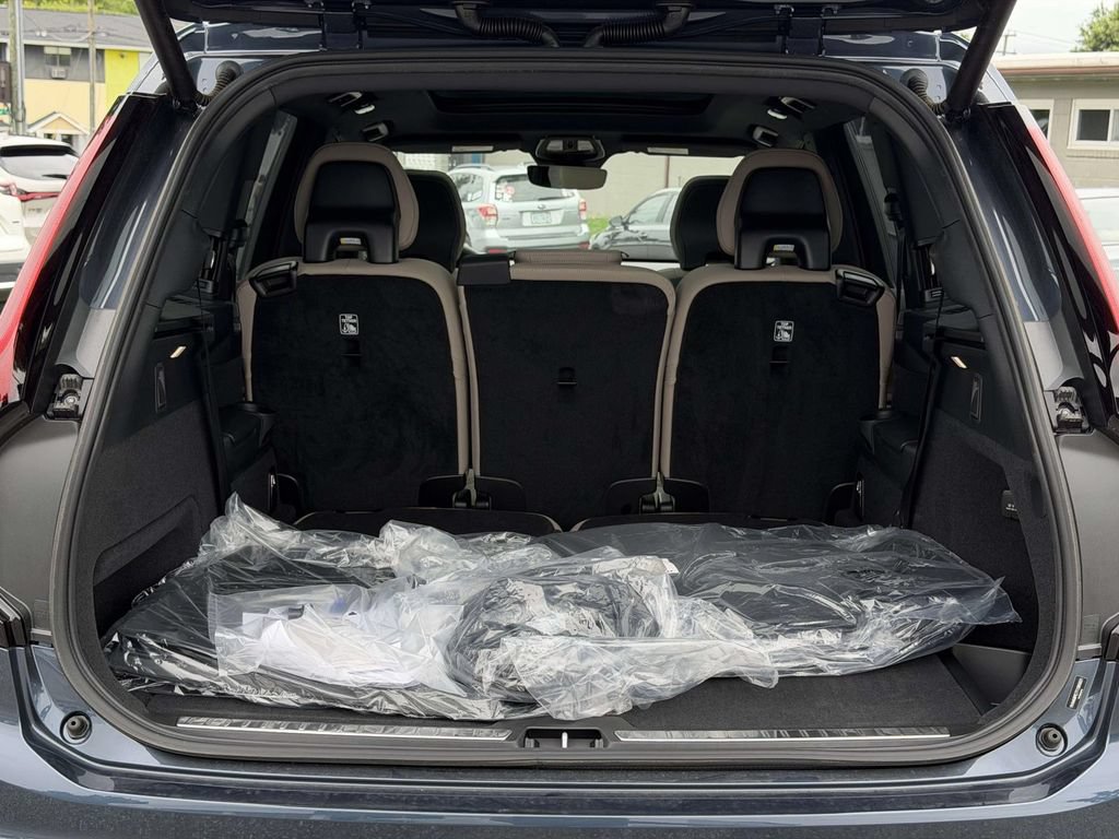 New 2026 Volvo XC90 T8 Plus w/ Protection Package AWD/4WD image 13
