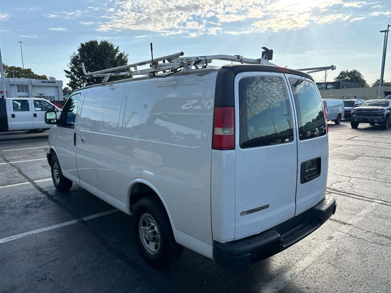Used 2018 Chevrolet Express 2500 w/ Driver Convenience Package RWD image 6
