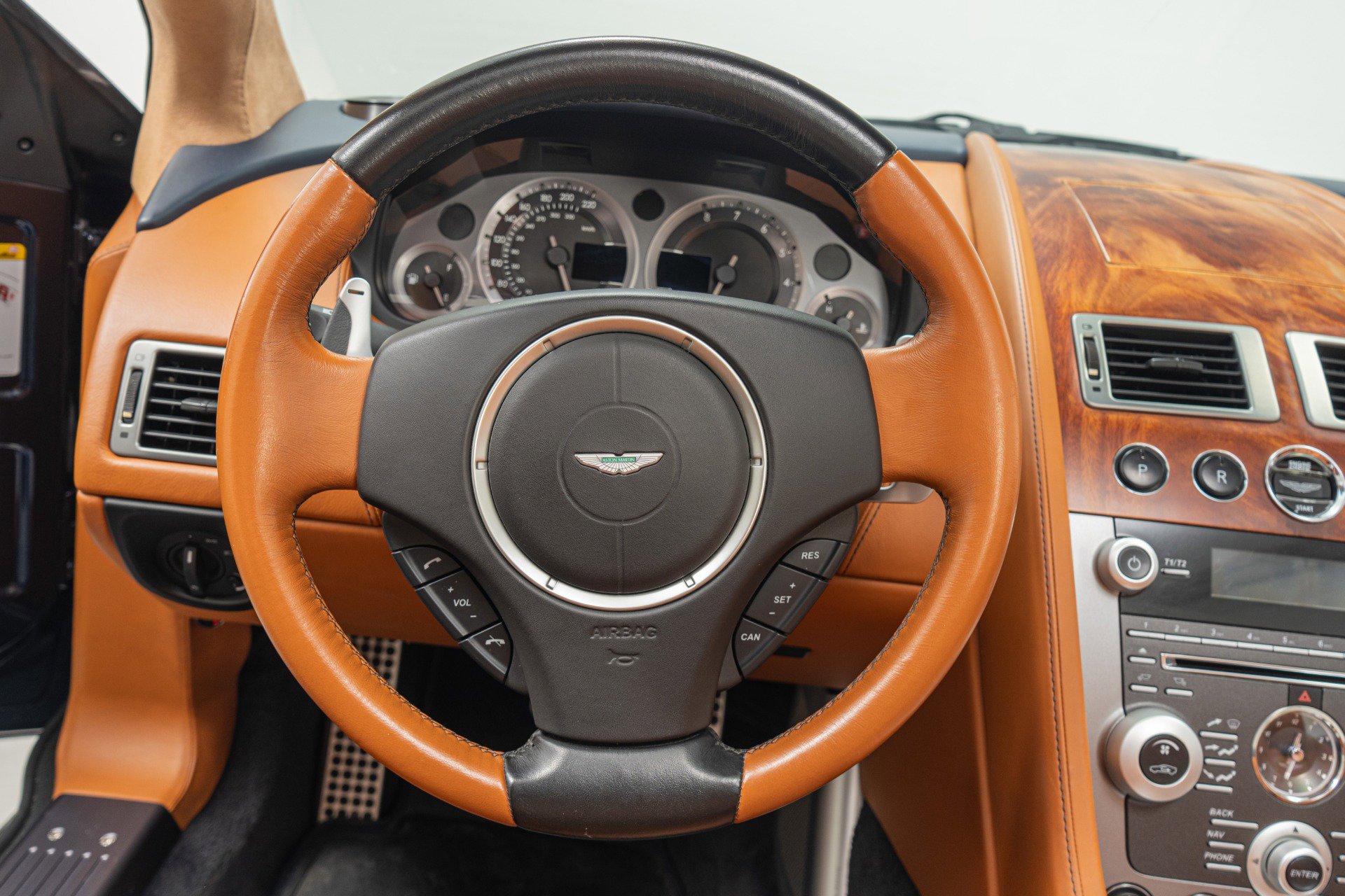 Used 2011 Aston Martin DB9 Volante RWD image 15