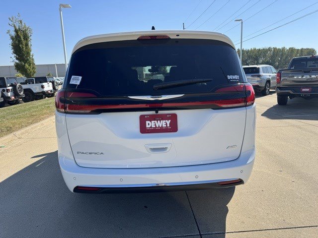 New 2026 Chrysler Pacifica Select image 6