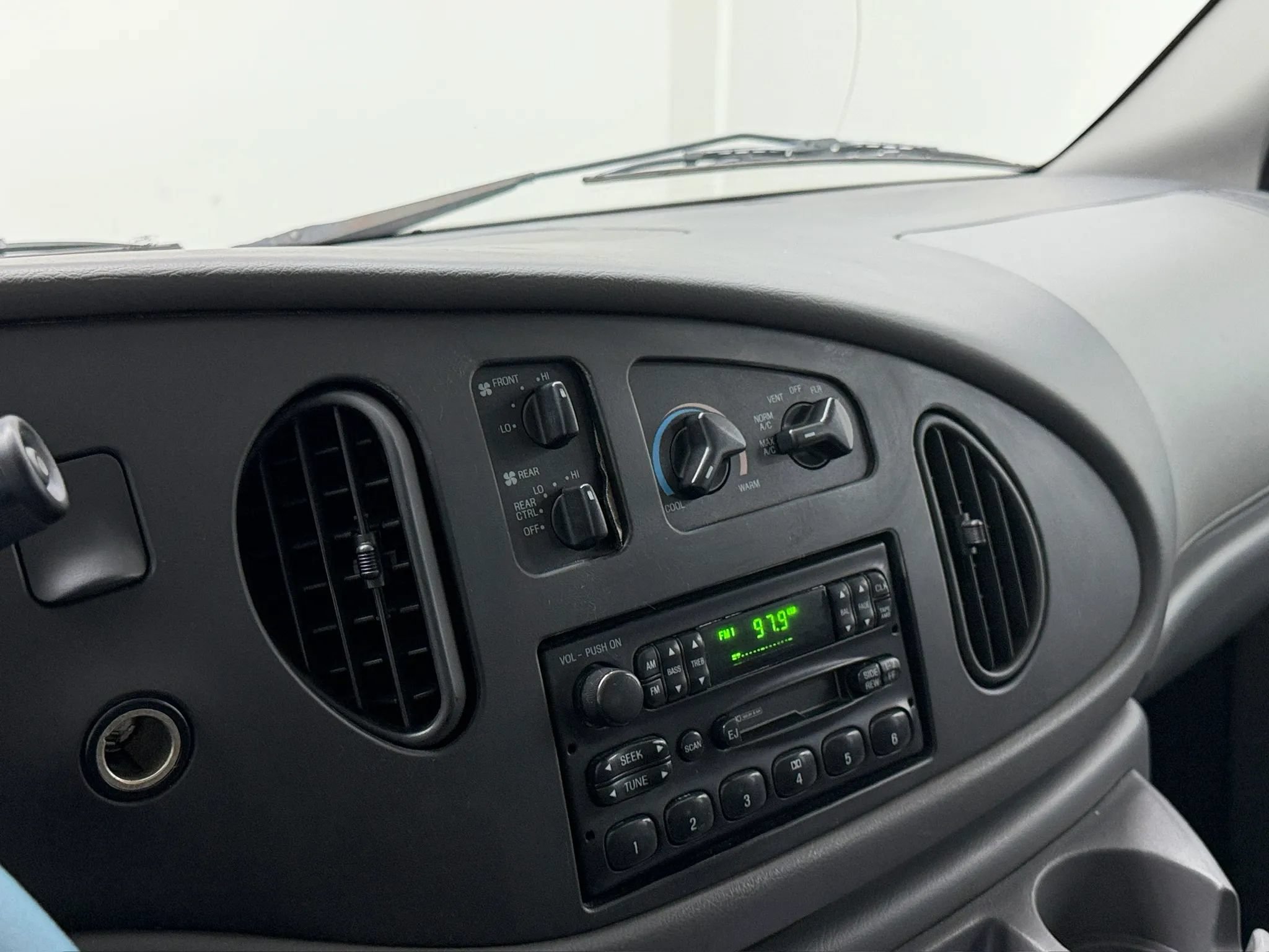 Used 2003 Ford E-350 and Econoline 350 XL RWD image 61