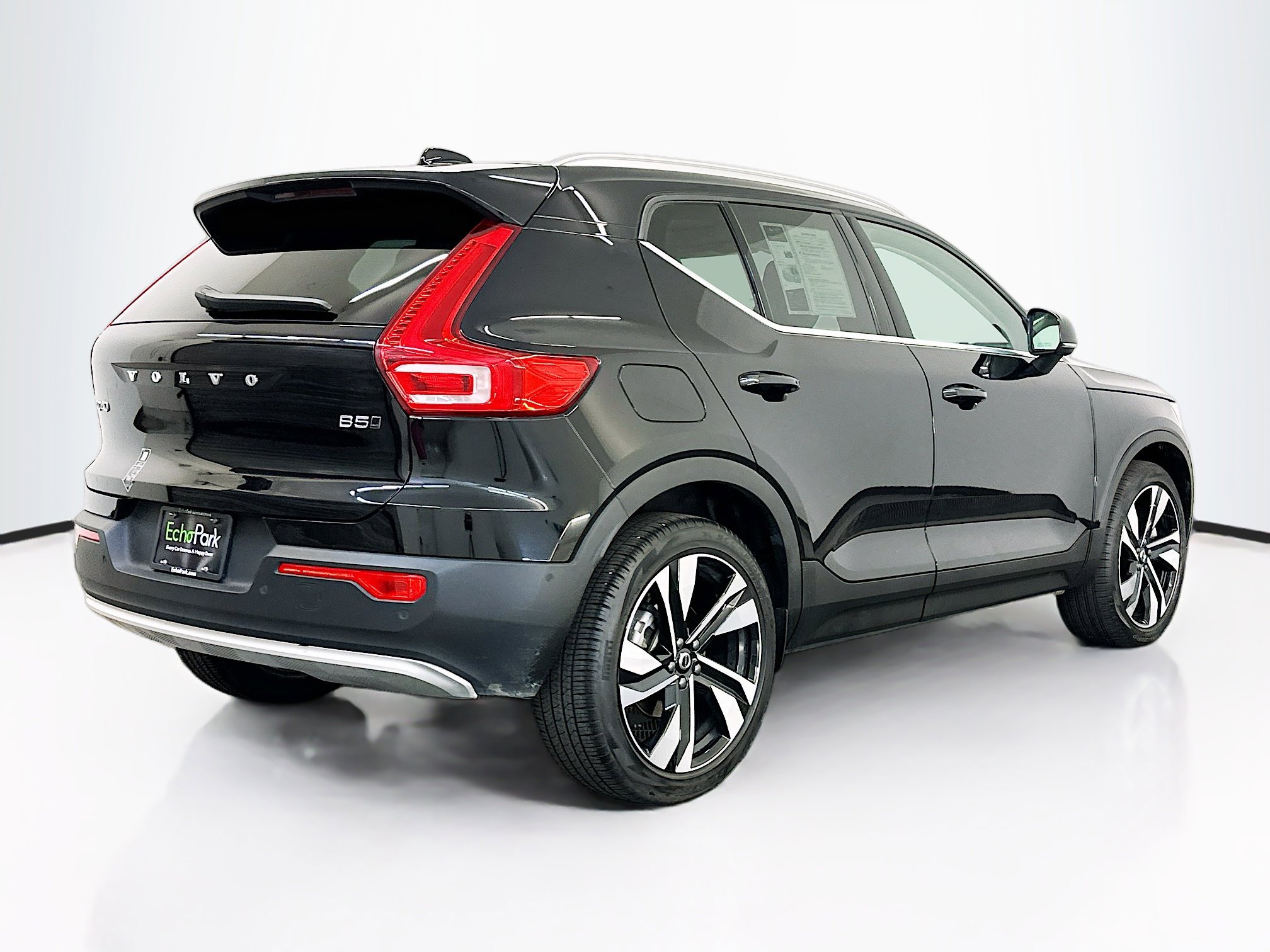 Used 2025 Volvo XC40 B5 Plus image 9