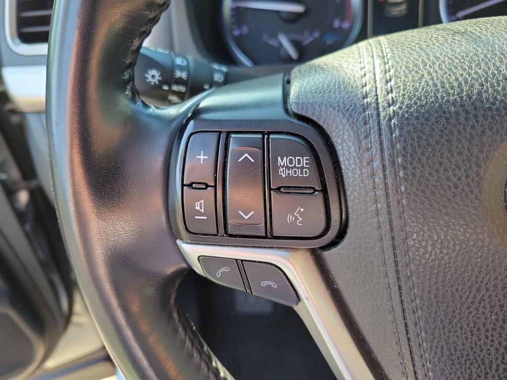 Used 2019 Toyota Highlander XLE FWD image 30