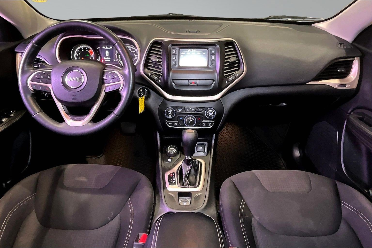 Used 2017 Jeep Cherokee Latitude w/ Cold Weather Group AWD/4WD image 8