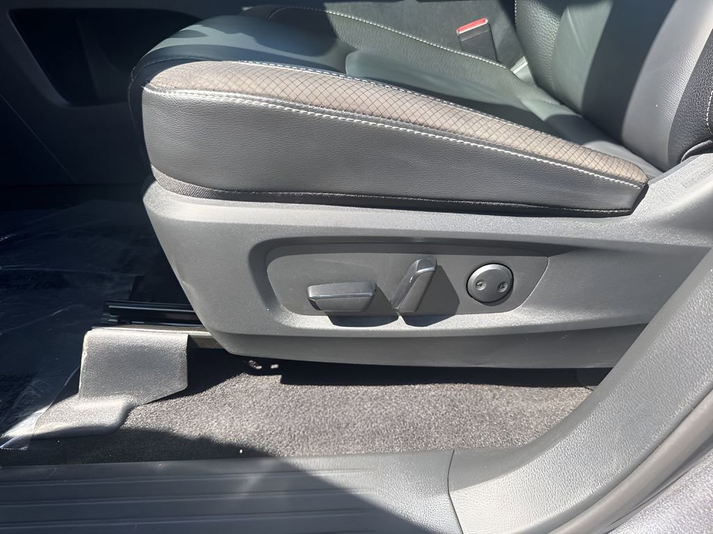 Used 2025 Nissan Pathfinder SL AWD/4WD image 11