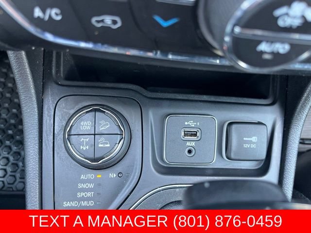 Used 2019 Jeep Cherokee Trailhawk w/ Comfort/Convenience Group AWD/4WD image 23
