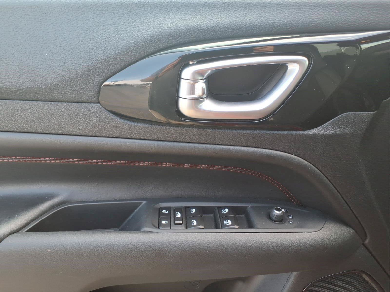 Used 2025 Jeep Compass Trailhawk AWD/4WD image 18