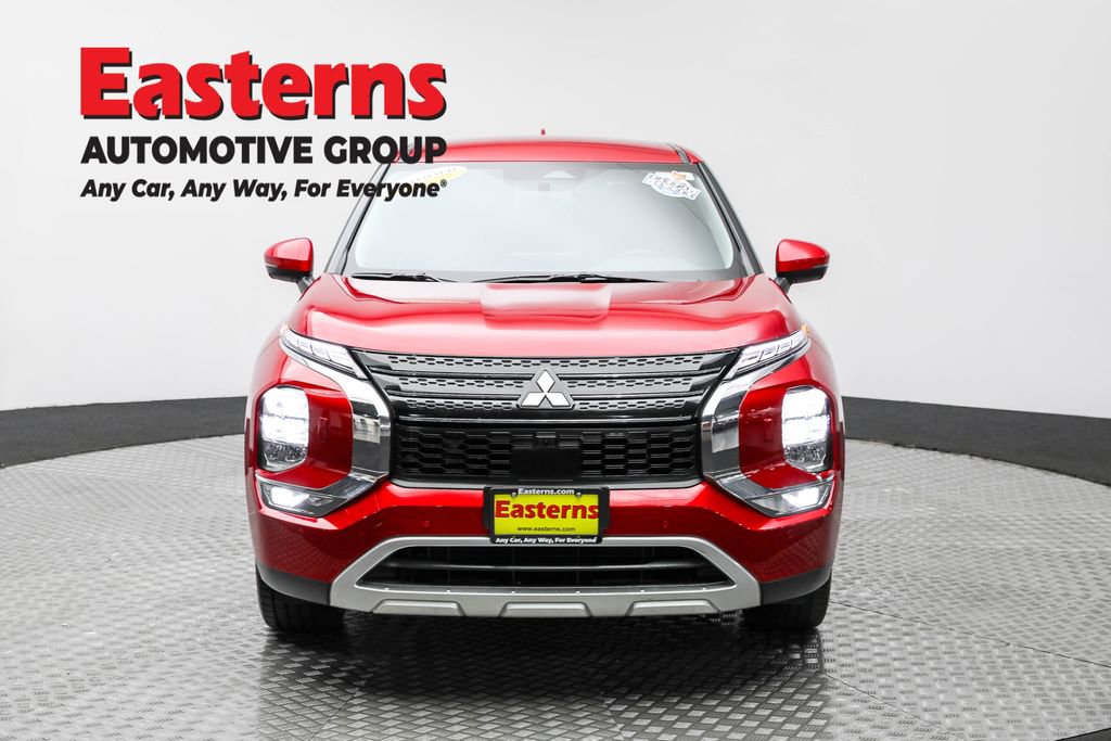 Used 2023 Mitsubishi Outlander SE image 2