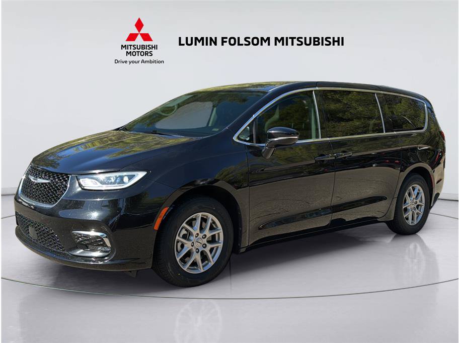 Used 2024 Chrysler Pacifica Touring-L