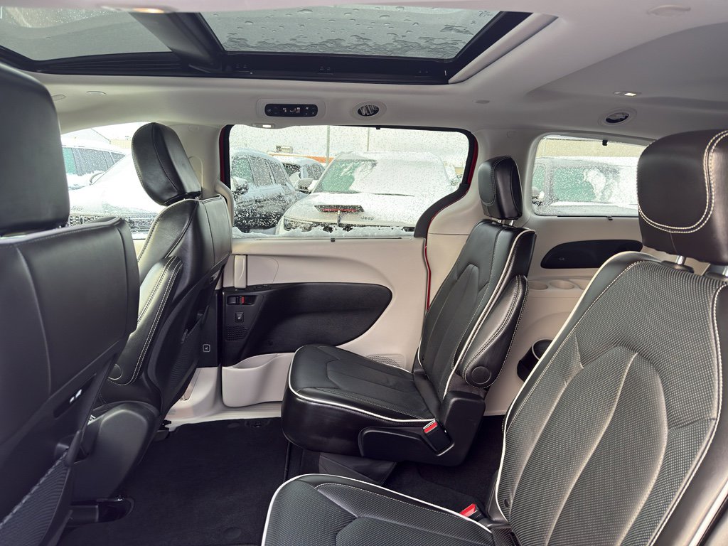 Used 2024 Chrysler Pacifica Limited image 32