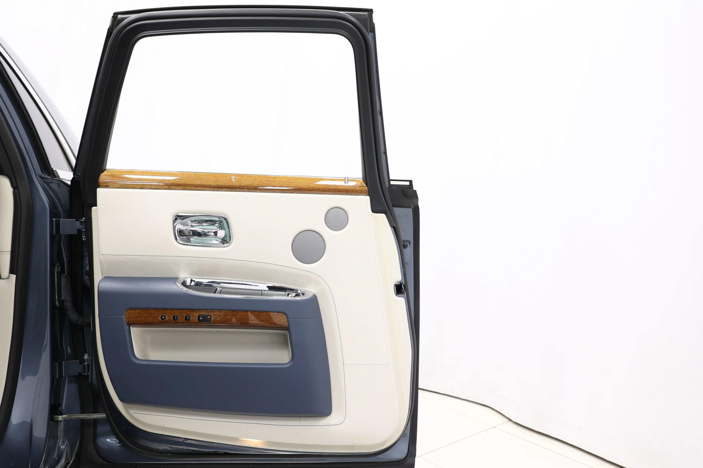 Used 2011 Rolls-Royce Ghost image 40