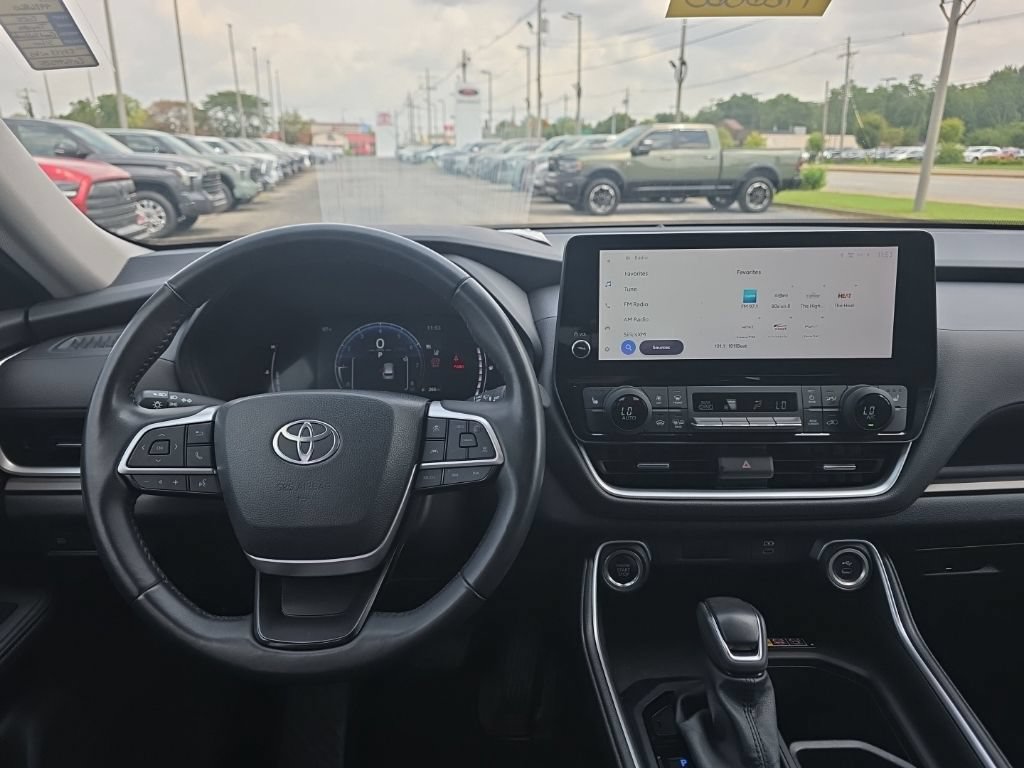 Used 2025 Toyota Grand Highlander AWD image 14