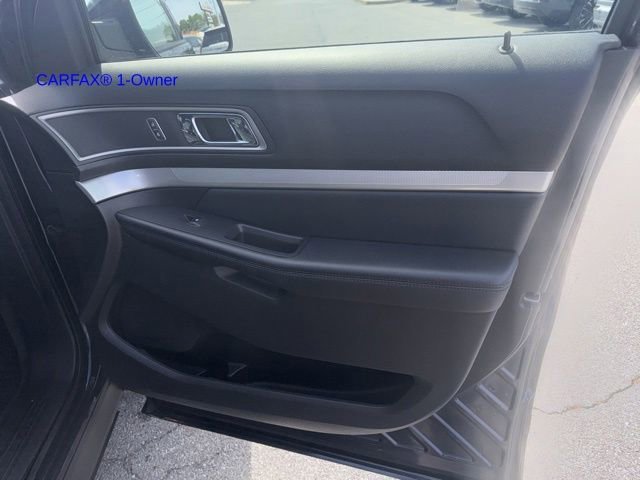 Used 2017 Ford Explorer XLT w/ Equipment Group 202A AWD/4WD image 4