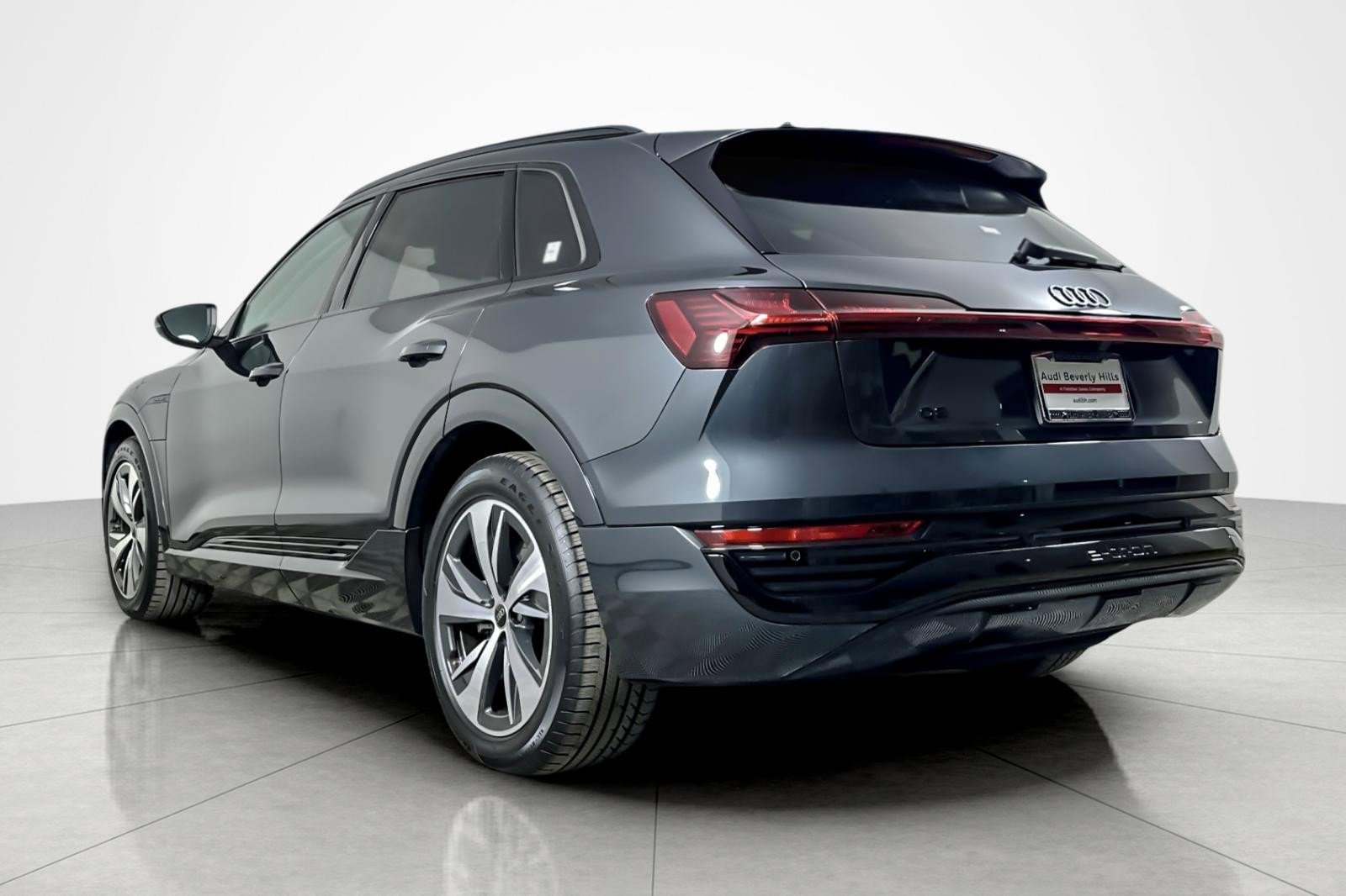 Used 2024 Audi Q8 e-tron Premium image 3