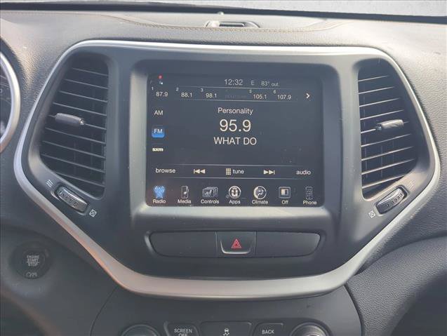 Used 2018 Jeep Cherokee Latitude Plus w/ Cold Weather Group AWD/4WD image 18