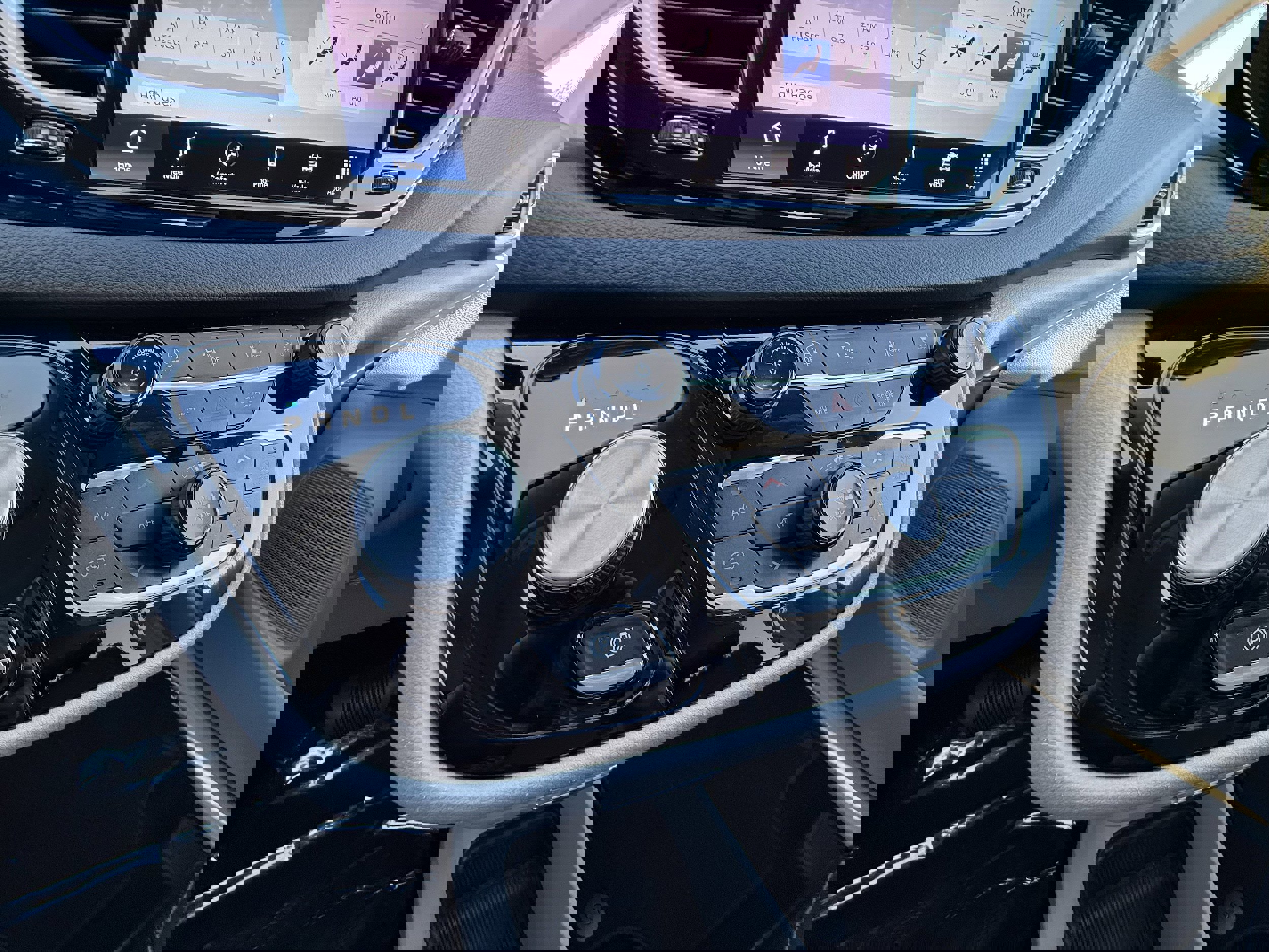 Used 2024 Chrysler Pacifica Touring-L image 18