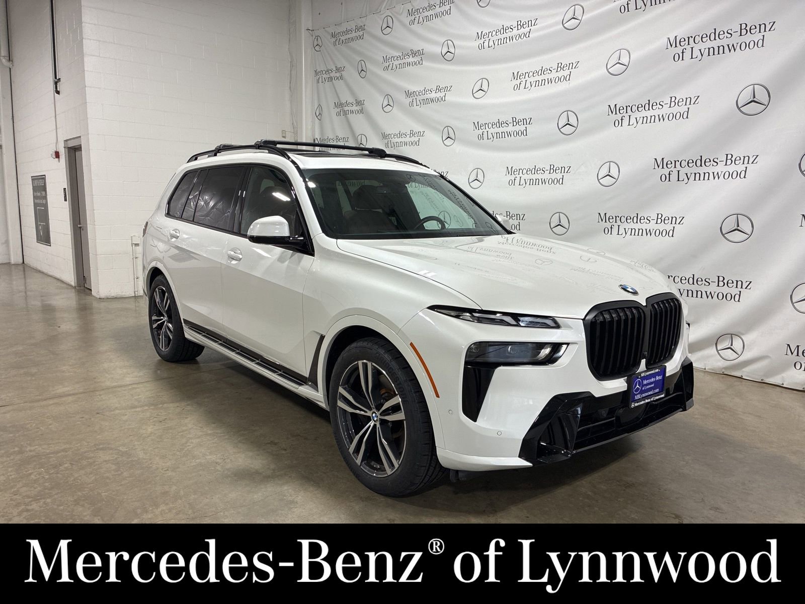Used 2023 BMW X7 xDrive40i w/ M Sport Package image 1