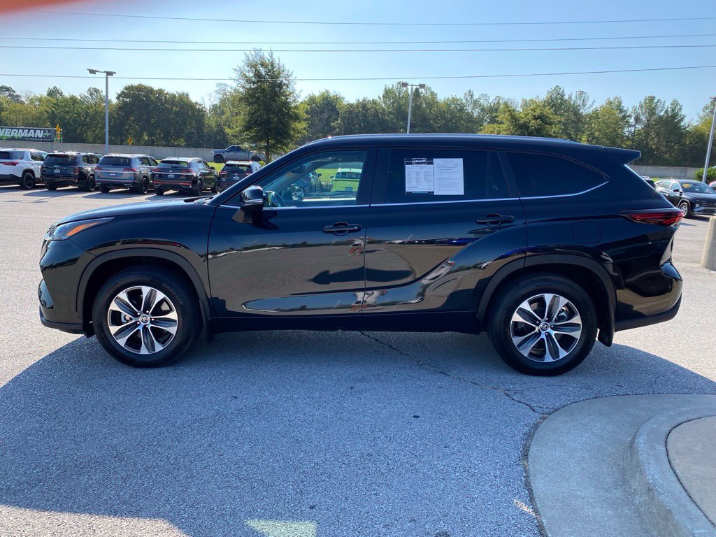 Used 2025 Toyota Highlander XLE AWD/4WD image 4