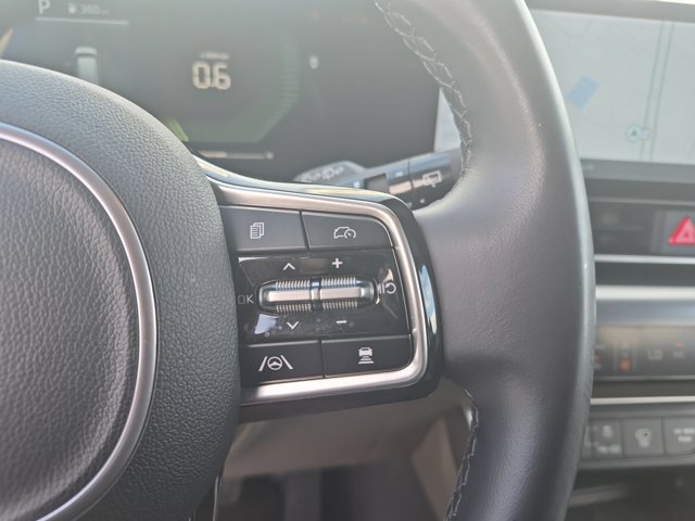 Used 2025 Kia Carnival FWD image 19