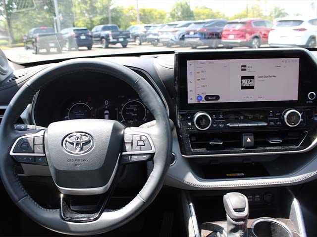 Used 2023 Toyota Highlander Platinum FWD image 10