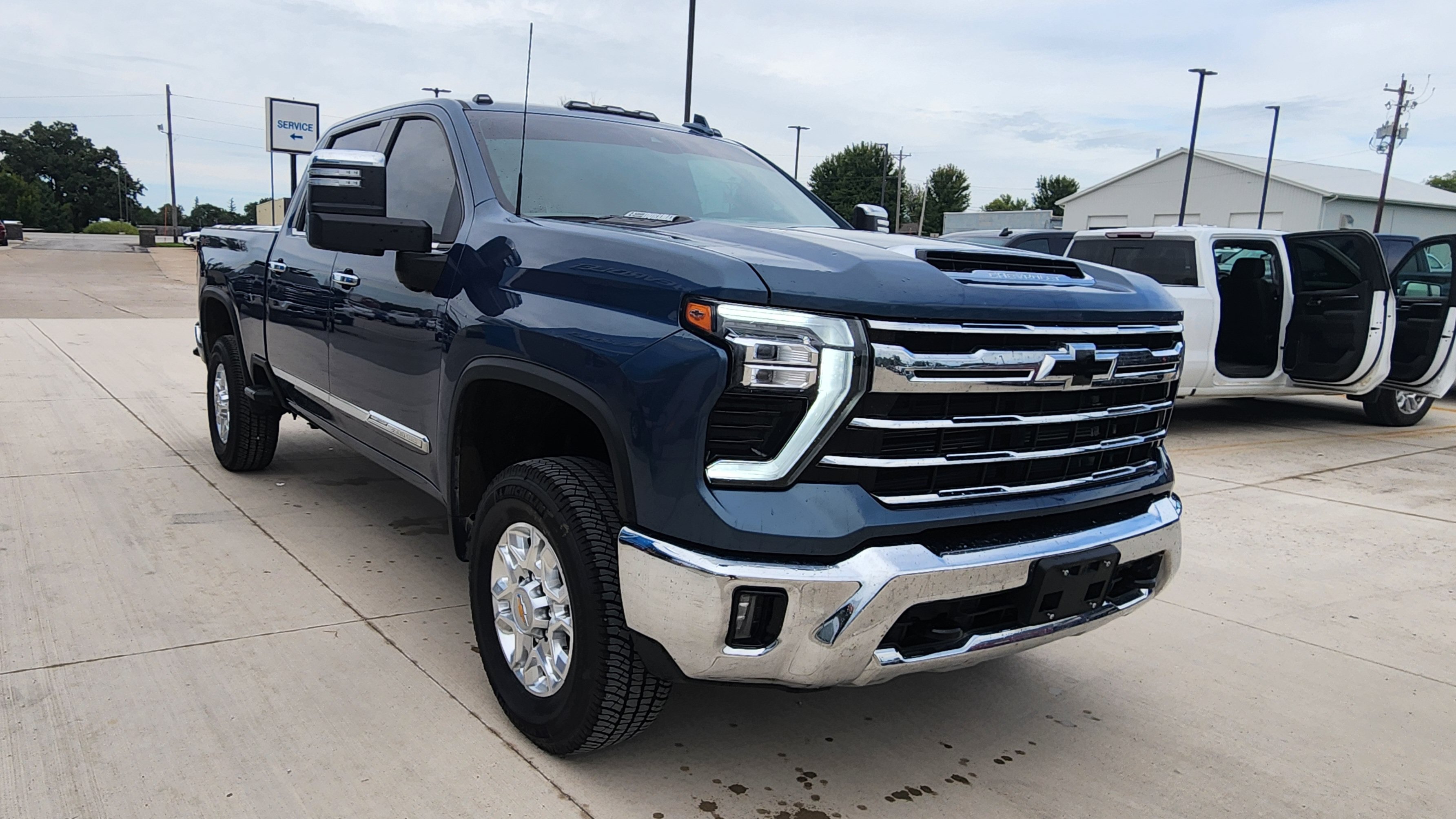 Used 2025 Chevrolet Silverado 3500 LTZ AWD/4WD image 3