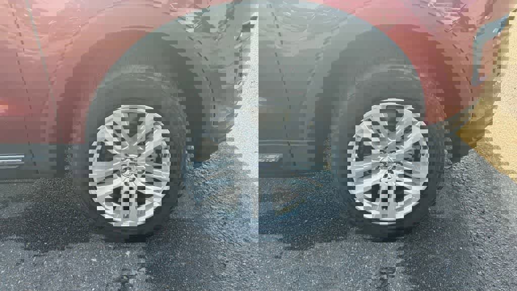 Used 2018 Ford Explorer XLT w/ Equipment Group 201A AWD/4WD image 12