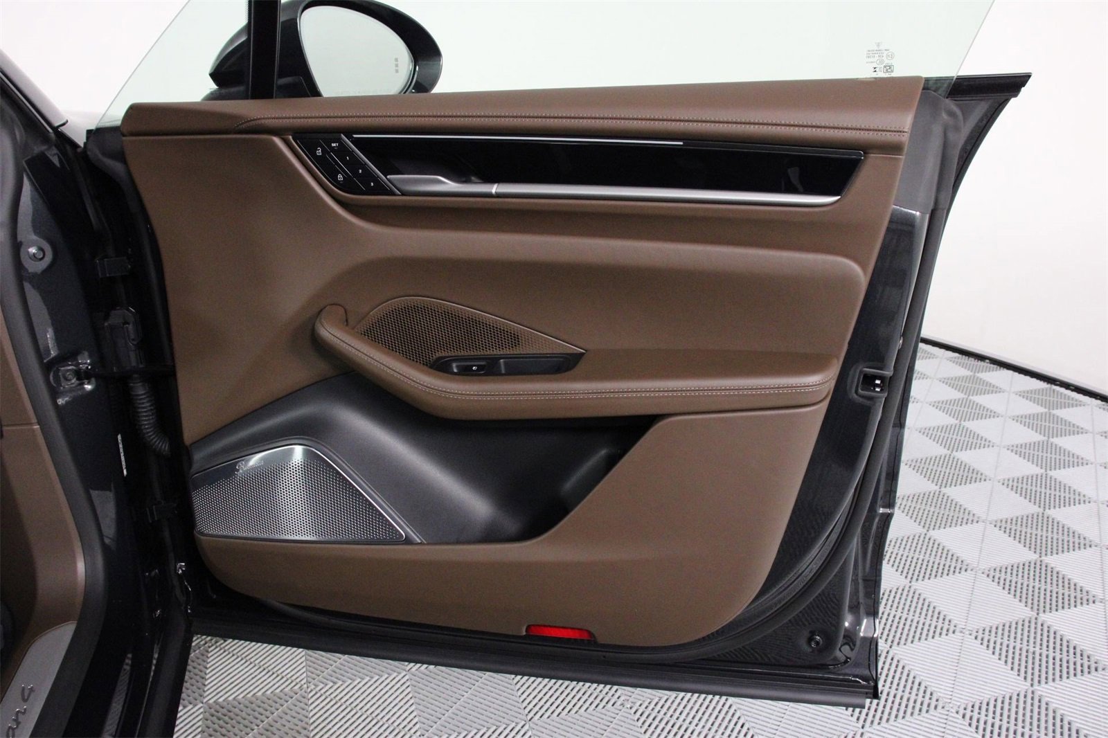 Used 2025 Porsche Macan 4 Electric image 23