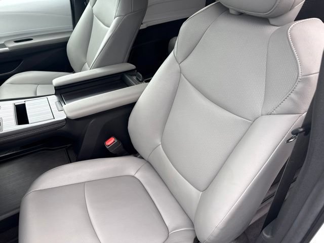 Used 2025 Toyota Sienna XLE FWD image 23