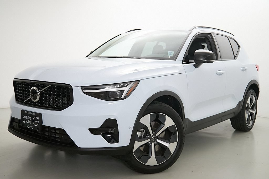 Certified 2026 Volvo XC40 B5 Plus AWD/4WD image 2