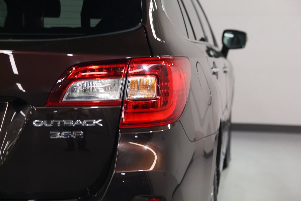 Used 2017 Subaru Outback 3.6R Touring AWD/4WD image 14