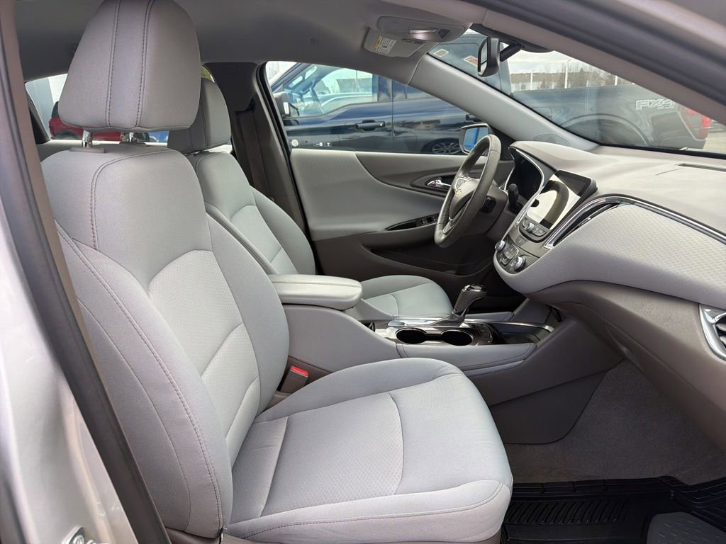 Used 2017 Chevrolet Malibu LT image 33