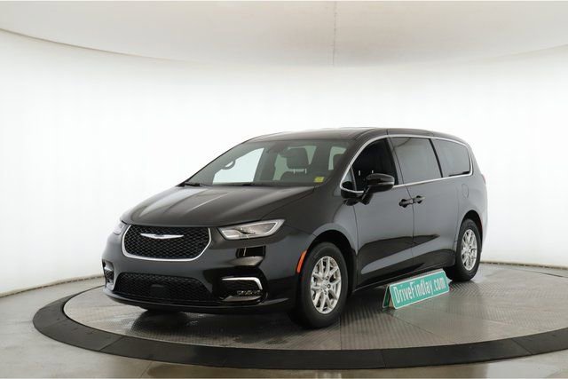 New 2026 Chrysler Pacifica Select image 10