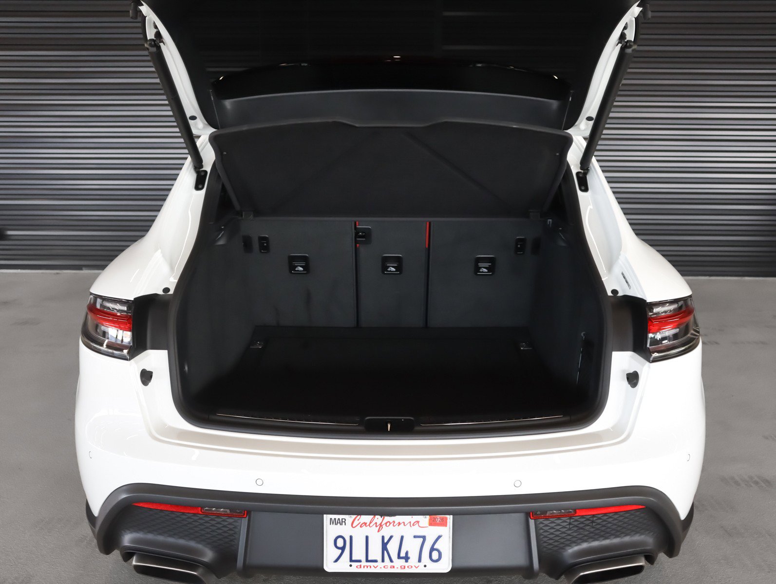 Certified 2024 Porsche Macan AWD/4WD image 29