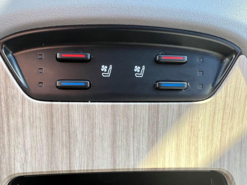 Used 2023 Toyota Venza Limited image 33