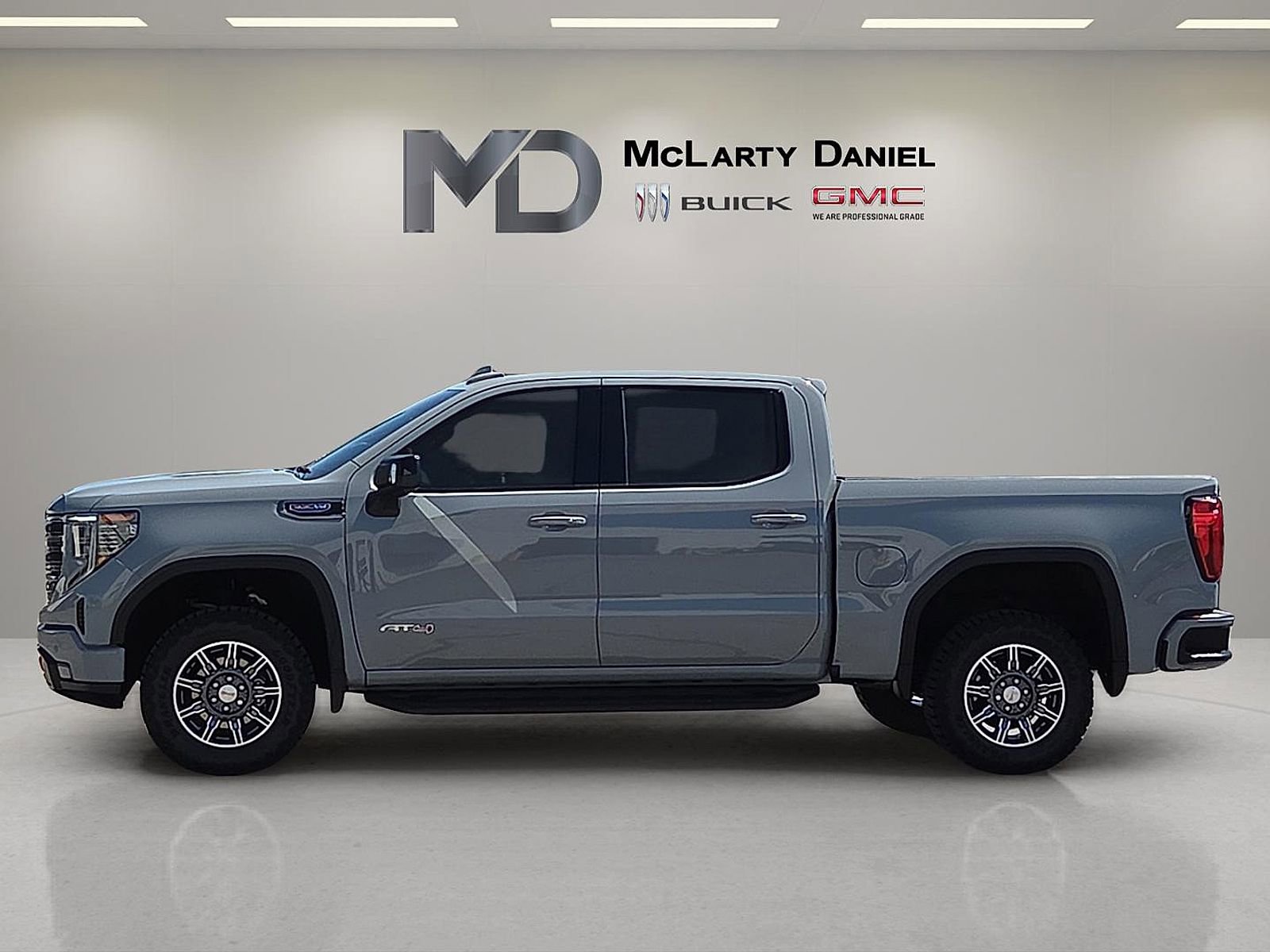 Used 2024 GMC Sierra 1500 AT4 w/ Technology Package AWD/4WD image 3